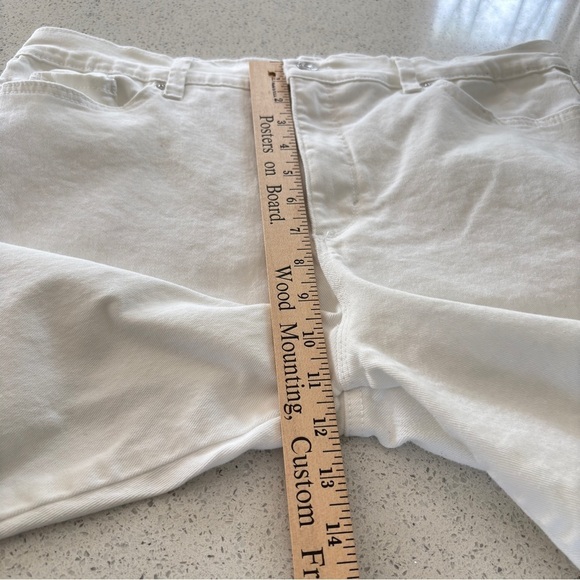 Gloria Vanderbilt Amanda White Capri Pants Sz 14 Comfort Stretch Denim Slimming - Picture 12 of 15